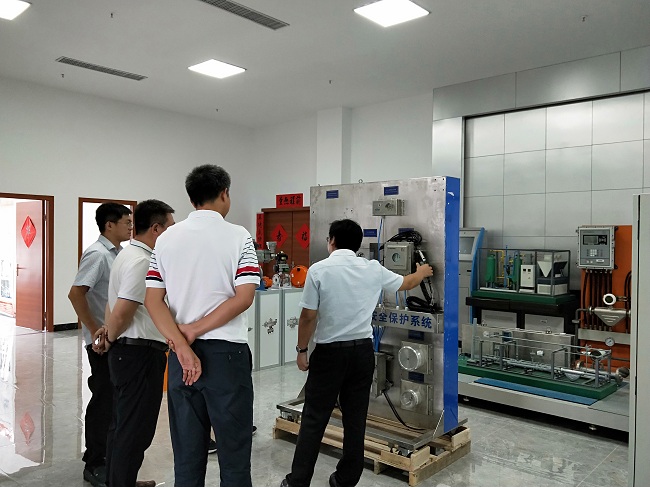 熱烈歡迎山東榮信集團(tuán)領(lǐng)導(dǎo)蒞臨深?yuàn)W圖總部洽談合作